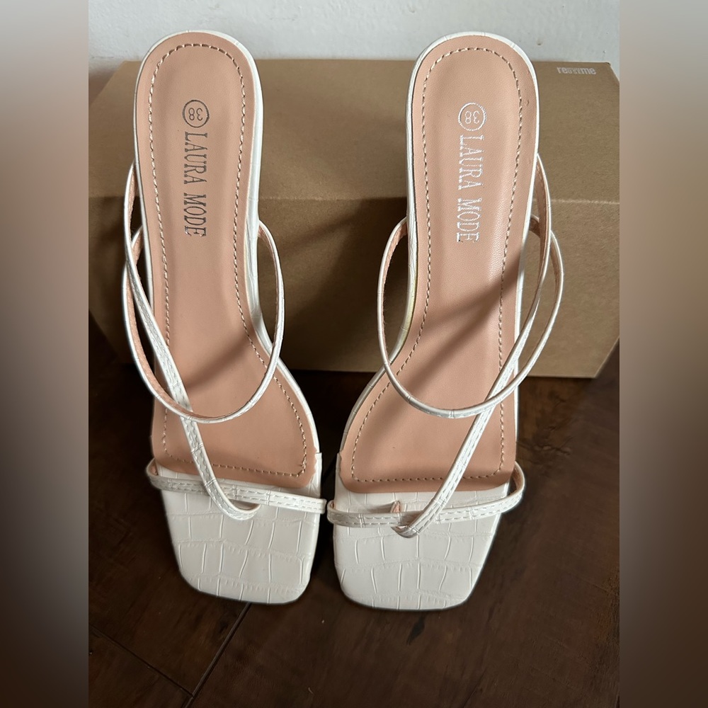 NWOT- White Laura Mode sandals in size 38